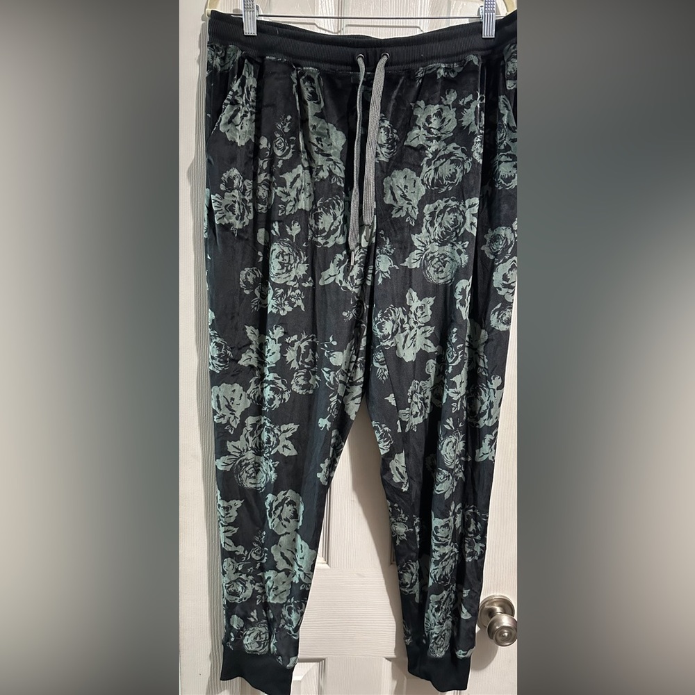 Lularoe 1x Cozy joggers.